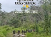 Nampak warga yang berkonflik berhadap-hadapan disekitar Bandara Kapiraya, Distrik Mimika Barat Tengah. Foto : screenshot