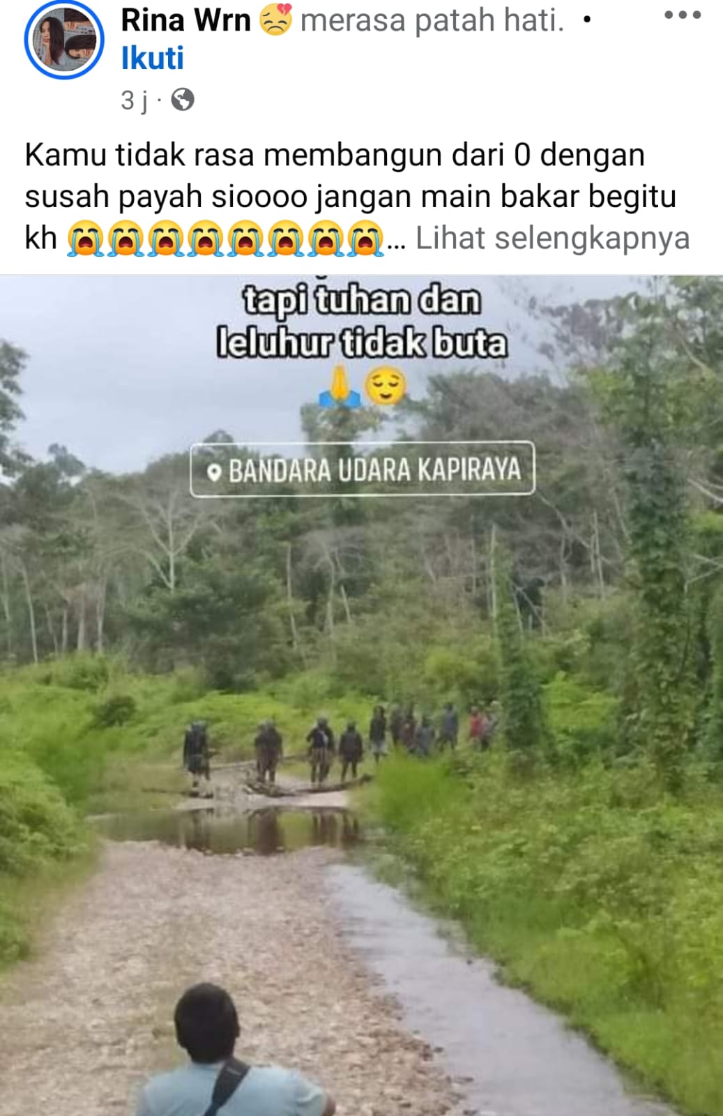 Nampak warga yang berkonflik berhadap-hadapan disekitar Bandara Kapiraya, Distrik Mimika Barat Tengah. Foto : screenshot