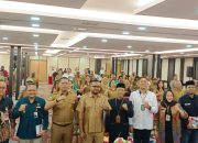 Foto bersama para forkopimda dan para tamu undangan dalam kegiatan dukcapil di Balroom Hotel Horison Diana Timika.