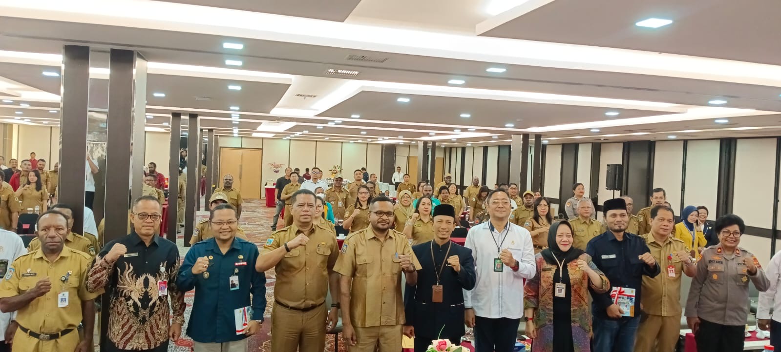 Foto bersama para forkopimda dan para tamu undangan dalam kegiatan dukcapil di Balroom Hotel Horison Diana Timika.