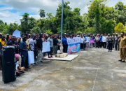 Forum Pedulu Pencaker Kabupaten Mimika saat lakukan aksi damai di kantor BKPSDM Mimika, Selasa (27/8)