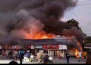 Breaking News: Barisan Kios di Depan Koramil Kuala Kencana Ludes Terbakar