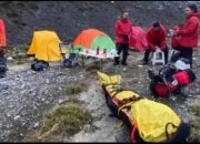 Sempat Tertahan Karena Cuaca Buruk, Tim Berhasil Evakuasi Jenazah Pendaki Lanjut Usia dari Puncak Cartenz