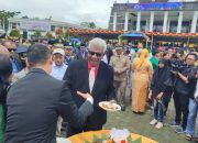Dapat Tumpeng dari Pj Bupati Mimika, Ini Pesan Menyentuh John Rettob Saat Menghadiri Perayaan HUT ke 28 Kabupaten Mimika