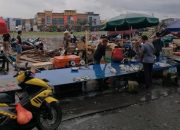 Breakingnews – Angin Kencang Porakporandakan Tenda Jualan Para Pedagang di Bekas Pasar Lama Timika