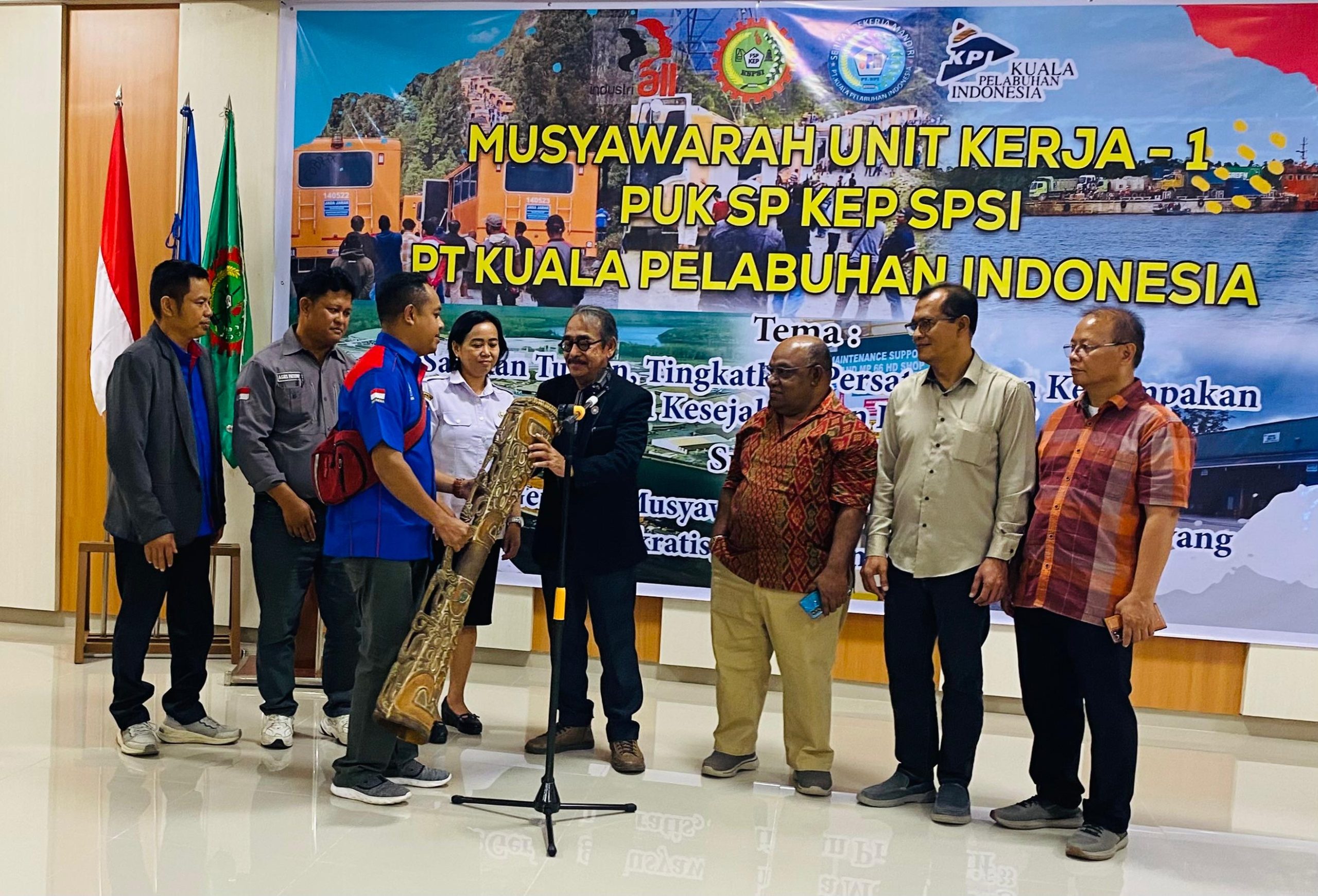 Caption : Memukul tifa bersama menandai dibukanya Musnik 1 PUK SP KEP SPSI PT Kuala Pelabuhan di Hotel Kangguru, Jalan Cenderawasih Timika, Rabu (16/10).