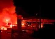 Mengerikan, Acara Bakar Batu Salah Satu Paslon Bupati di Sinak Berujung Ricuh, Satu Sekolah Dibakar