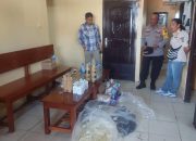 Personil Gabungan Amankan 70 Liter Miras Lokal Milik Penumpang Kapal Tatamailau Saat Sandar di Pelabuhan Pomako