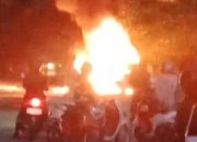 Breaking News: Mobil Minibus Terbakar di Depan Pompa Bensin Kilometer 8 Timika