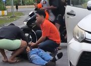 Terjatuh dari Mobil Pick Up, Karyawan Smart Air Tergeletak Bersimbah Darah di Perempatan Bandara Baru Timika