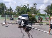 Diduga Mabuk, Pengemudi Toyota Avanza Kabur Usai Tabrak Tiang Lampu Jalan di Depan DPRD Mimika