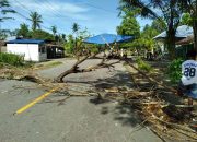 Breaking News: Keluarga Korban Kecelakaan di Kaugapu Kembali Palang Jalan Poros Pomako