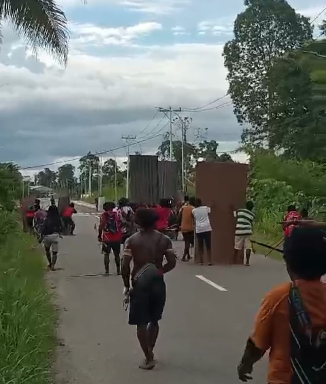 Dua Kelompok warga yang masih bersaudara di Jalan Baru terlihat saling serang