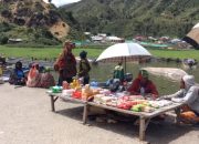 Pemda Dogiyai Luncurkan Kebijakan “Jumat Wajib Belanja” untuk Dukung Ekonomi Mama-Mama Papua