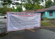 Pemilik Hak Ulayat Eks Kantor Bupati Lama Palang Jalan Poros Timika Pomako