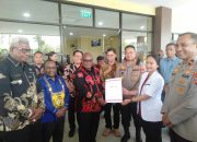 Didampingi Bupati Mimika dan Kapolda Papua Tengah, Gubernur Fritz Serahkan Bantuan 2 Mobil Ambulans untuk RS Milik Polri dan TNI