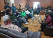 Pulang ke Timika, Bupati John Rettob Temui 21 Warga yang Ditelantarkan PT HAL, Keluarga Terharu, Ingatkan Waspada Tawaran Kerja Ilegal