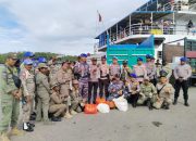 Personel Gabungan Amankan Puluhan Liter Miras Lokal dari Penumpang KM Tatamailau di Pelabuhan Pomako
