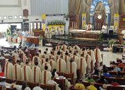 Misa Perdana Uskup Timika Mgr. Bernardus Bofitwos Baru OSA Diwarnai dengan Keindahan Adat Nusantara