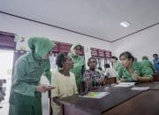 Ibu-ibu Persit Kodim 1710/Mimika Canangkan Program Berantas Buta Aksara pada TMMD di Kampung Pigapu