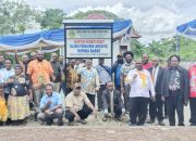 Gallery Foto Pemasangan Papan Nama Kantor Klasis Persiapan (Angaiya) Mimika Barat di Mile 32 Timika