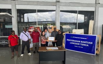PTFI dan YPMAK Serahkan Bantuan untuk Warga Tsinga yang Terdampak Longsor