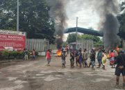 Keluarga Korban Kecelakaan di Kwamki Narama Palang Pintu Masuk Check Point 28 