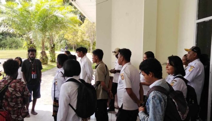 Aliansi Pemuda Amungsa Palang Kantor BKD Mimika, Tuntut Kepastian Kuota CPNS 2024
