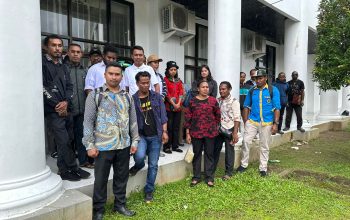 Enam Bulan Tidak Digaji, Puluhan Guru Kontrak Temui Sekda Mimika Tanya Kejelasan SK