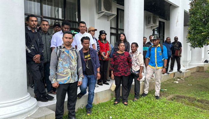 Enam Bulan Tidak Digaji, Puluhan Guru Kontrak Temui Sekda Mimika Tanya Kejelasan SK