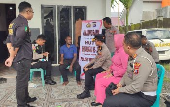Jelang Hari Bhayangkara ke-79, Polres Mimika Anjangsana ke Rumah Anggota yang Sakit dan Warakawuri