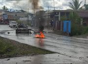 Keluarga Korban Kecelakaan Lakukan Pemalangan Jalan C Heatubun Timika