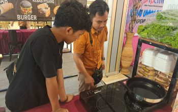 PLN UP3 Manokwari Dukung UMKM Food Festival dengan Kompor Listrik Ramah Lingkungan