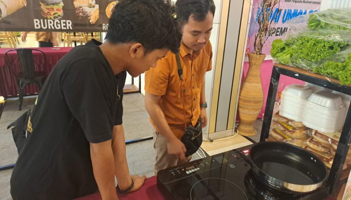 PLN UP3 Manokwari Dukung UMKM Food Festival dengan Kompor Listrik Ramah Lingkungan