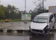 Minibus Rusak Parah Tabrak Bundaran di Bandara Lama Timika