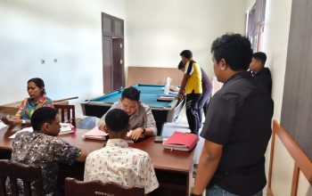 Polres Mimika Tangkap Pengedar Arak Bali, Tersangka dan Barang Bukti Diserahkan ke Kejari untuk Tahap II