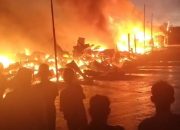 Breakingnews – Deretan Kios di Pelabuhan Pomako Terbakar, Diduga Akibat Korsleting Listrik