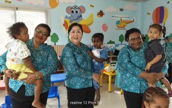 Ketua TP-PKK Mimika Sambangi PAUD Kasih Amuro, Bagikan Bingkisan dan Pantau Proses Belajar Montessori
