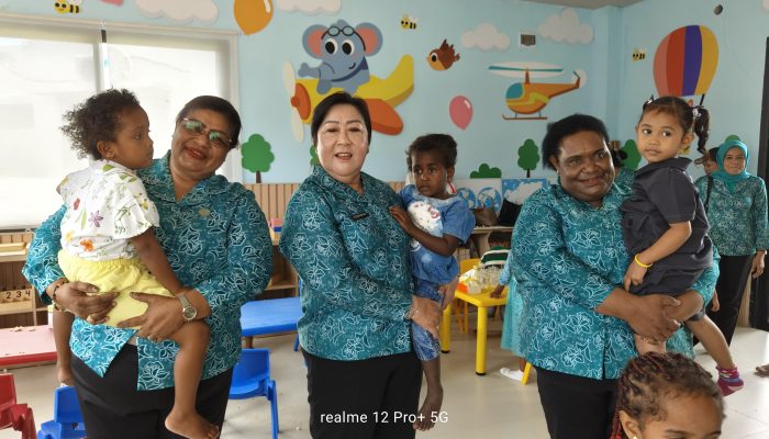 Ketua TP-PKK Mimika Sambangi PAUD Kasih Amuro, Bagikan Bingkisan dan Pantau Proses Belajar Montessori