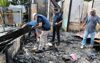 Bidlabfor Polda Papua Olah TKP Kebakaran Rumah di Perumahan Guru SD Koya Barat