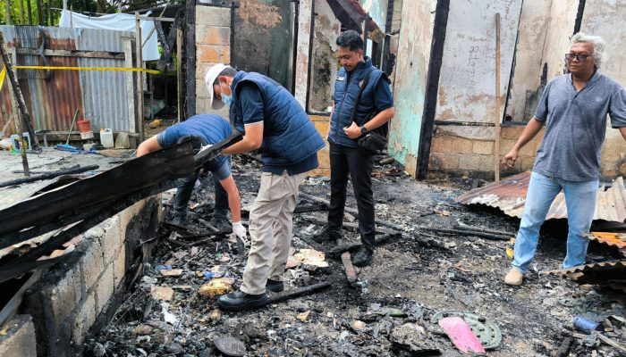 Bidlabfor Polda Papua Olah TKP Kebakaran Rumah di Perumahan Guru SD Koya Barat