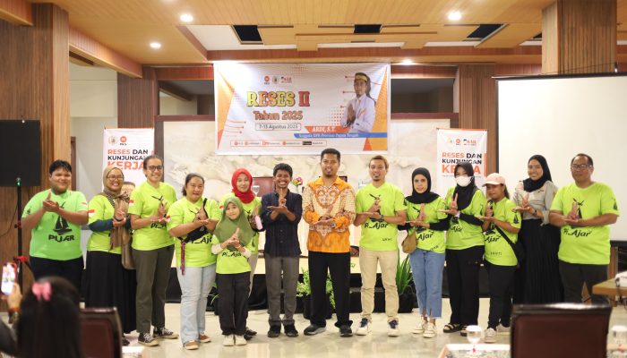 Reses di Timika, Anggota DPRP Papua Tengah Dengar “Curhat” Mahasiswa KKN dan Pengurus Organisasi Pijar