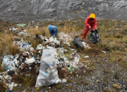 Karyawan Freeport Indonesia Bersihkan Sampah di Jalur Pendakian Carstensz