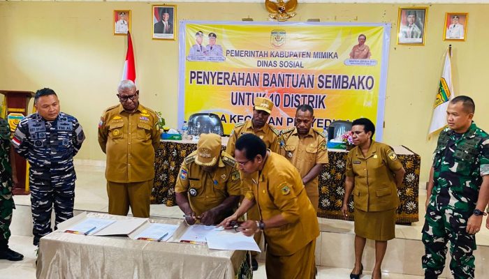 Bupati Mimika Serahkan Bantuan Sembako Dana Otsus untuk 10 Distrik
