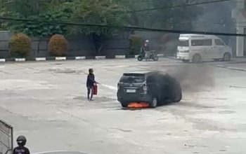 Hendak Mengisi Bensin, Mobil Minibus Terbakar di SPBU SP II Timika, Pengemudi Alami Luka Bakar