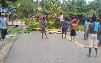 Gara-gara Dana Kampung, Warga Hiripau Blokade Jalan Poros Timika – Pomako
