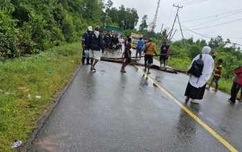 Buntut Kemelut Lahan Pelabuhan Pomako, Konteiner Disegel Pemenang Gugatan di PTUN, Anggota TKBM Palang Jalan Masuk