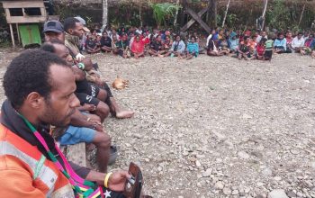 Masyarakat Moni Kampung Kamora Mimika Terima Bantuan Ternak Babi dan Rehab Rumah