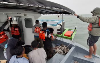 Sat Polair Polres Mimika Evakuasi Perahu Pemancing Kehabisan BBM di Muara Kampus Biru