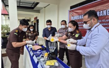 Kejari Mimika Musnahkan Barang Bukti dari 41 Perkara Tindak Pidana